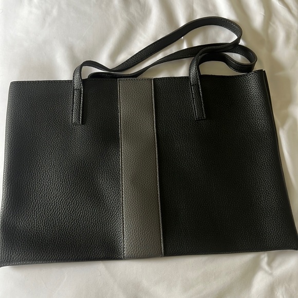 Vince Camuto Handbags - Vince Camuto tote 🖤